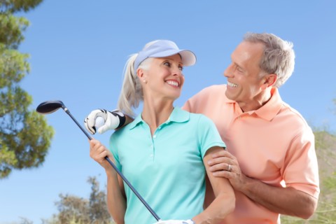 Portrait of couple on golf course. Photo : db2stock
