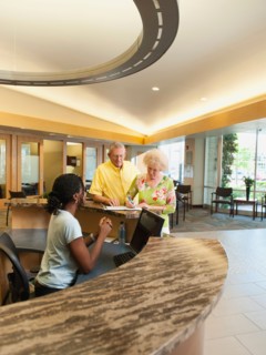 Senior people at reception desk in hospital. Photo: Erik Isakson