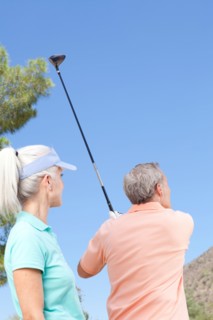 Couple playing golf. Photo : db2stock