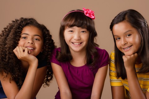 Studio portrait of three girls (10-11). Photo : Rob Lewine