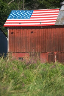 USA, New York State, Chester, Barn with American Flag on roof. Photo : fotog