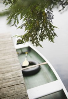 USA, New York, Putnam Valley, Roaring Brook Lake, Boat moored at pier. Photo: Jamie Grill
