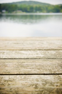 USA, New York, Putnam Valley, Roaring Brook Lake, Close up of wooden pier at lake. Photo: Jamie