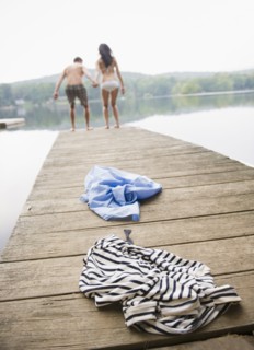 USA, New York, Putnam Valley, Roaring Brook Lake, Couple standing on pier by lake. Photo: Jamie