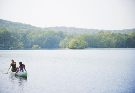USA, New York, Putnam Valley, Roaring Brook Lake, Couple in boat on lake. Photo: Jamie Grill