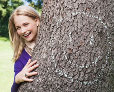 USA, New York, New York City, Manhattan, Central Park, Young woman embracing tree. Photo : Daniel