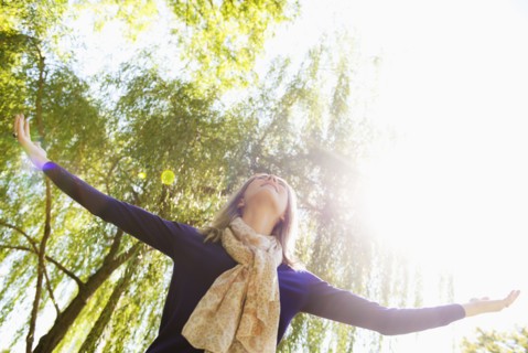 USA, New York, New York City, Manhattan, Central Park, Young woman practicing yoga. Photo : Daniel