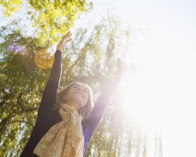 USA, New York, New York City, Manhattan, Central Park, Young woman practicing yoga. Photo : Daniel