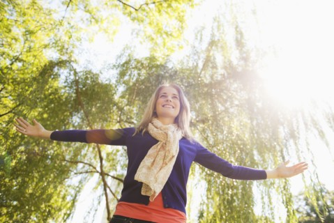 USA, New York, New York City, Manhattan, Central Park, Young woman practicing yoga. Photo : Daniel