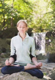 USA, New York, New York City, Manhattan, Central Park, Young woman practicing yoga. Photo : Daniel