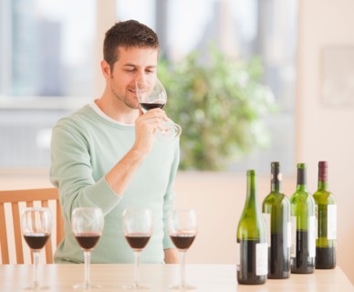 Man tasting wine. Photo : Daniel Grill
