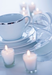 White place setting. Photo : Daniel Grill