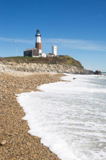 USA, New York, Long Island, Montaurk, Coastline with lighthouse. Photo : fotog