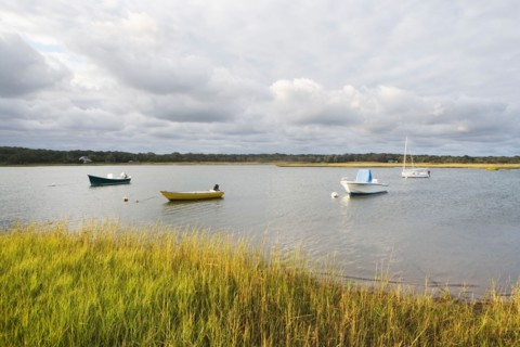 USA, New York, Long Island, East Hampton, Boats floating on lake. Photo : fotog