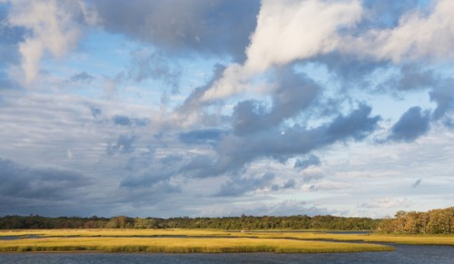 USA, New York, Long Island, East Hampton, Clouds over lake. Photo : fotog