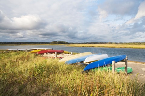 USA, New York, Long Island, East Hampton, Boats lying upside down on jetty . Photo : fotog