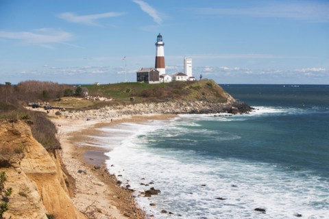 USA, New York, Long Island, Montaurk, Coastline with lighthouse. Photo: fotog