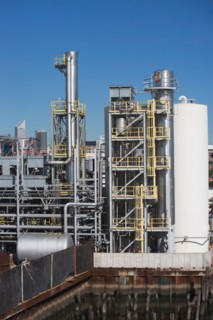 USA, New York State, New York City, Oil processing plant. Photo : fotog