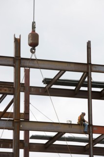 USA, New York State, New York City, Construction worker on crane. Photo : fotog
