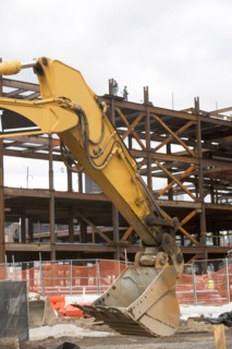 USA, New York City, Digger at construction site. Photo : fotog