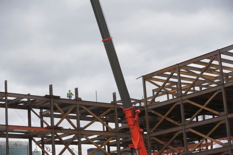USA, New York City, Construction worker standing on unfinished structure. Photo : fotog