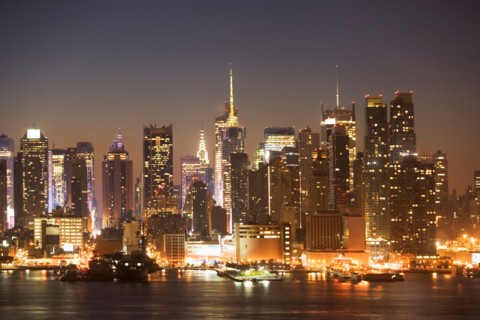USA, New York City, Manhattan skyline at dusk. Photo : fotog