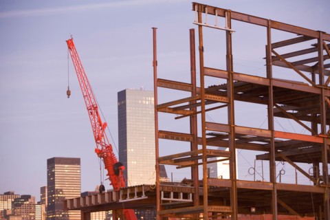 USA, New York City, Crane with unfinished structure and Manhattan skyline in background. Photo: