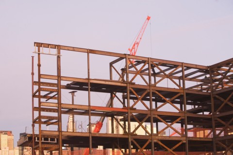 USA, New York City, Crane with unfinished built structure. Photo : fotog