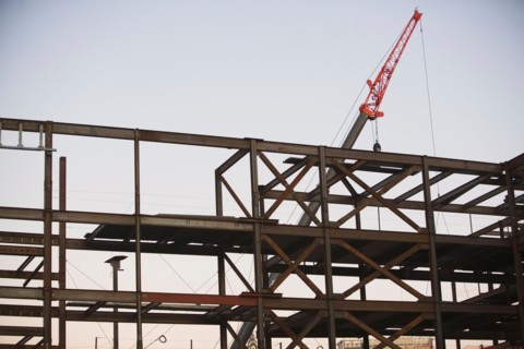 USA, New York City, Crane with unfinished built structure. Photo : fotog