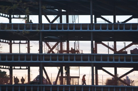 Group oaf construction workers working on unfinished structure. Photo : fotog