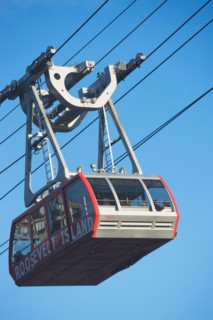 USA, New York City, Low angle view of Roosevelt Island Tram gondola. Photo: fotog