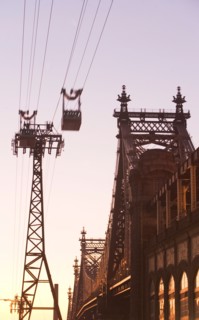 USA, New York City, Manhattan, Queensboro Bridge and Roosevelt Island Tram. Photo : fotog