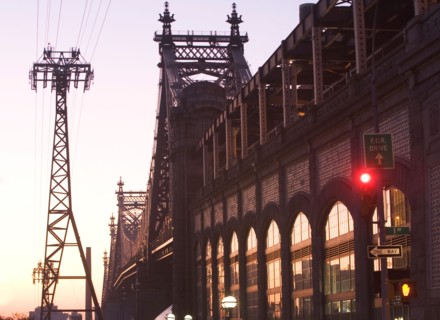 USA, New York City, Manhattan, Queensboro Bridge and Roosevelt Island Tram. Photo : fotog