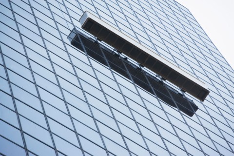 USA, New York City, Manhattan, Window cleaning outside office block. Photo : fotog