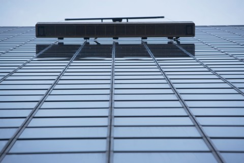 USA, New York City, Manhattan, Window cleaning outside office block. Photo : fotog