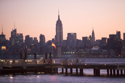USA, New York City, Hudson River and Manhattan skyline. Photo : fotog
