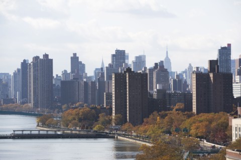 USA, New York City, View of lake in Central Park and Manhattan skyline. Photo : fotog