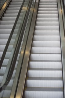 Empty escalator. Photo : fotog
