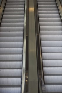 Empty escalator. Photo : fotog