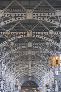 USA, New York City, Traffic lights under bridge. Photo : fotog