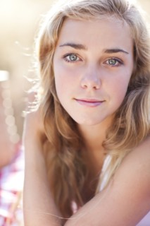 Teenage girl (16-17) portrait. Photo : Take A Pix Media