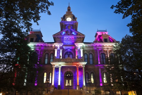 USA, Ohio, Cambridge, Town hall with colorful lights at dusk. Photo : Henryk Sadura