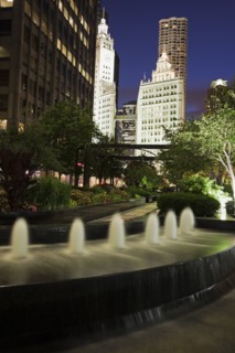 USA, Illinois, Chicago, Fountain and Wrigley Building illuminated at night. Photo : Henryk Sadura