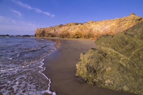 Mexico, Baja California Sur, Beach with rocks. Photo : DKAR Images