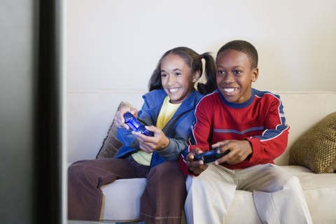 Brother and sister (10-13) playing video game. Photo : Rob Lewine