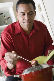 Man preparing dessert. Photo : Rob Lewine