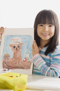 Girl (6-7) showing her drawing. Photo : Rob Lewine