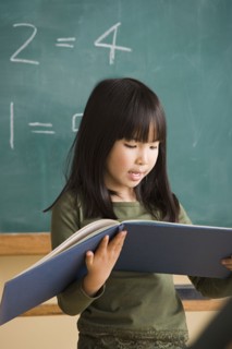 Girl (6-7) having presentation in classroom. Photo : Rob Lewine
