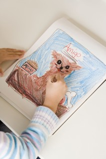 Girl (6-7) drawing dog, high angle view. Photo : Rob Lewine
