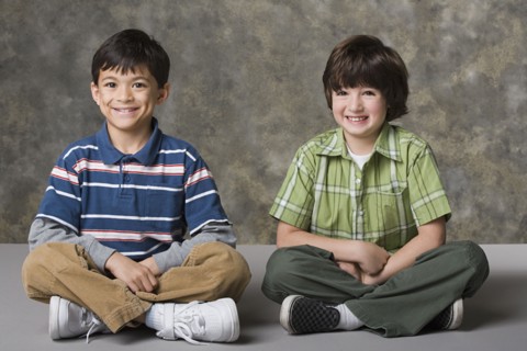 Portrait of two boys (6-7, 8-9) smiling, studio shot. Photo : Rob Lewine